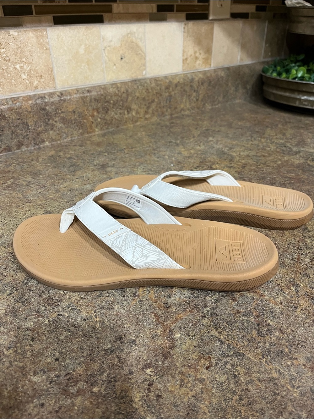 NWOT REEF Santa Ana Women’s 9 White Tan Flip Flops Arch Support Beach Sandals
